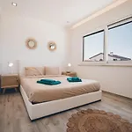 فيلة Sofia Atlantica لورينها
